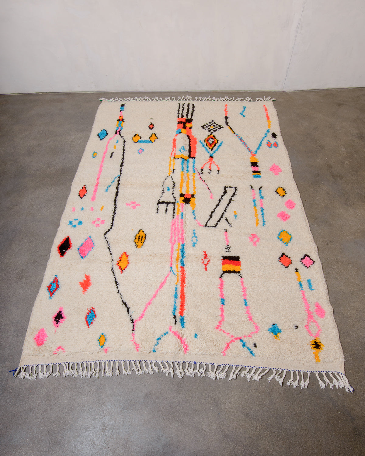 Modern designer handcrafted Berber rug from Morocco. Azilal rug with beautiful colours and patterns. Made of sheep’s wool and cotton.